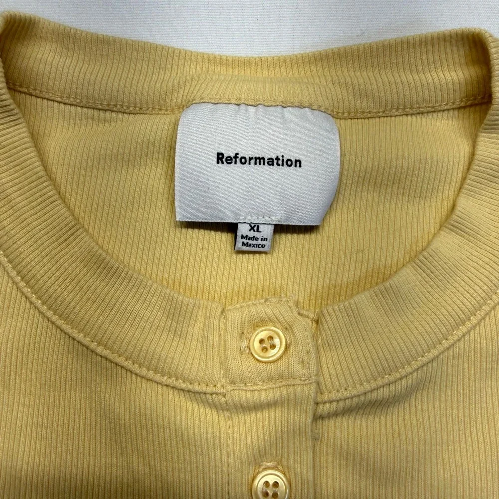 Reformation Raelynn Knit Top Blonde Ribbed Button Front Baby Tee XL - Picture 3 of 8